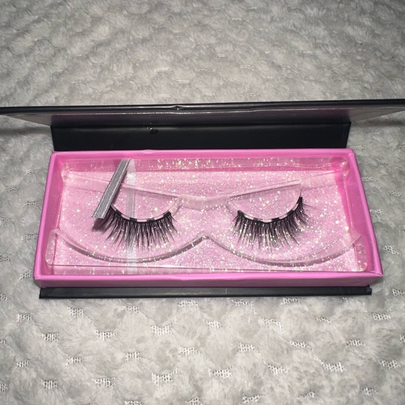 Moxielash Magnetic Lashes in Classy Lash - Picture 1 of 2